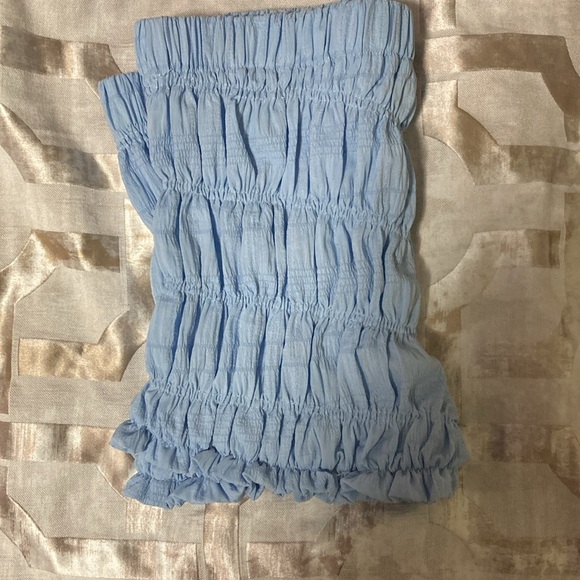 Light blue stretchy shorts with a small cute black bow. - Picture 5 of 5